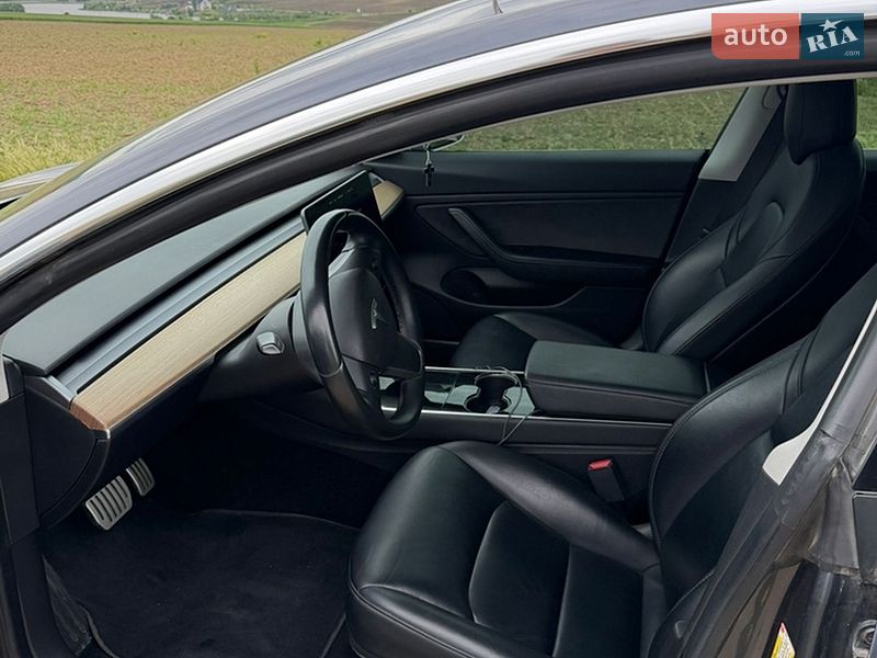 Седан Tesla Model 3 2019 в Черновцах