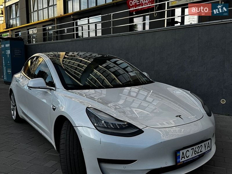 Седан Tesla Model 3 2019 в Луцке