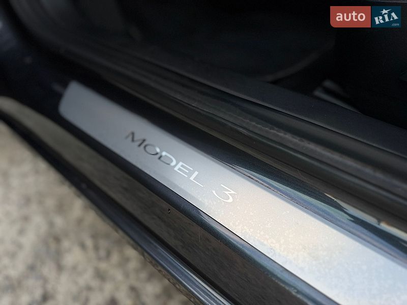 Седан Tesla Model 3 2018 в Луцке