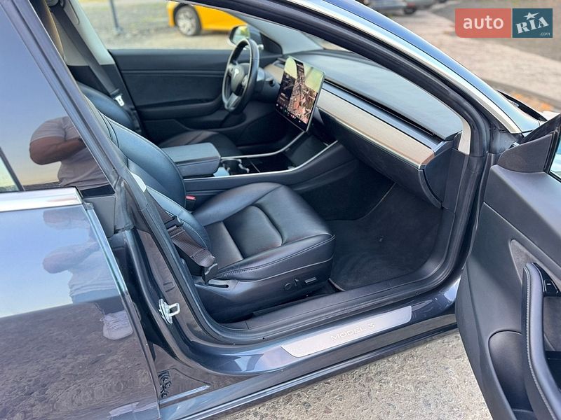 Седан Tesla Model 3 2018 в Луцке