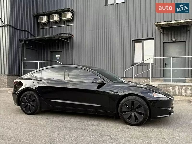 Седан Tesla Model 3 2024 в Чернигове