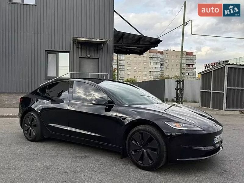 Седан Tesla Model 3 2024 в Чернигове