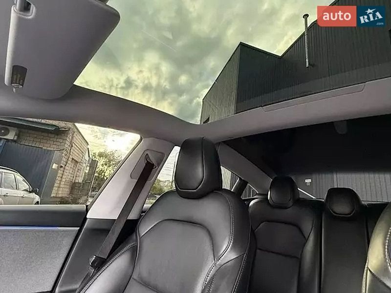 Седан Tesla Model 3 2024 в Чернигове