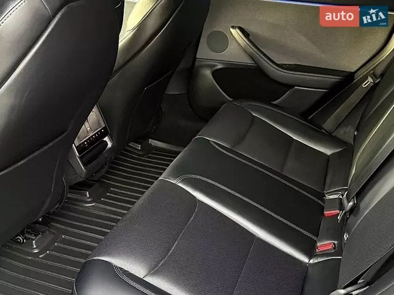 Седан Tesla Model 3 2024 в Чернигове