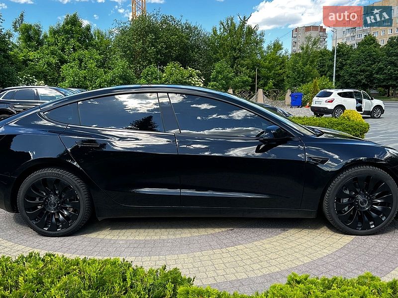 Седан Tesla Model 3 2023 в Львові