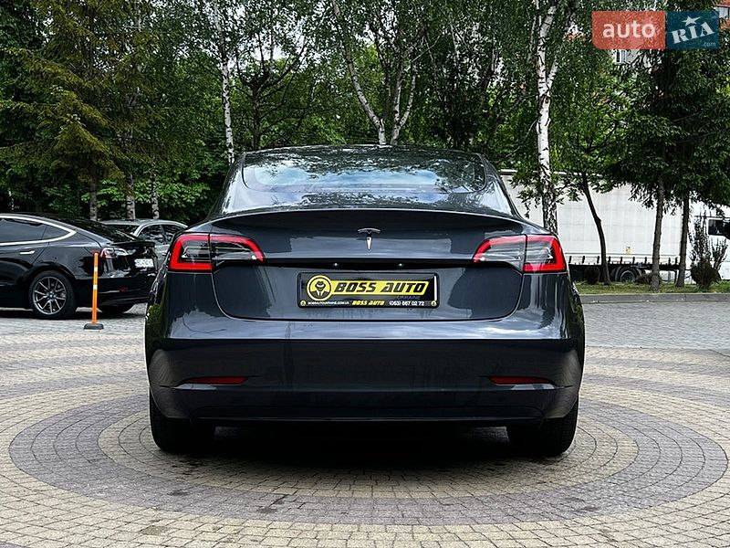 Седан Tesla Model 3 2023 в Львове