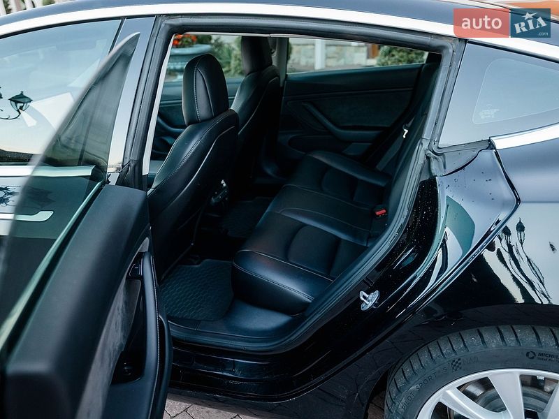Седан Tesla Model 3 2018 в Стрию