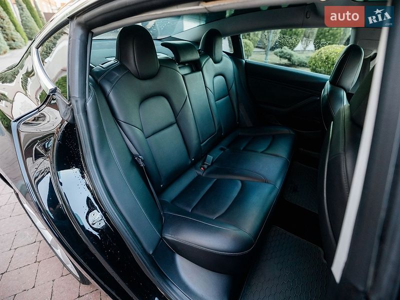 Седан Tesla Model 3 2018 в Стрию