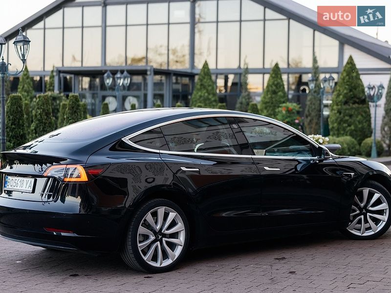 Седан Tesla Model 3 2018 в Стрию