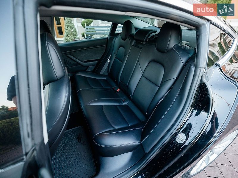 Седан Tesla Model 3 2018 в Стрию
