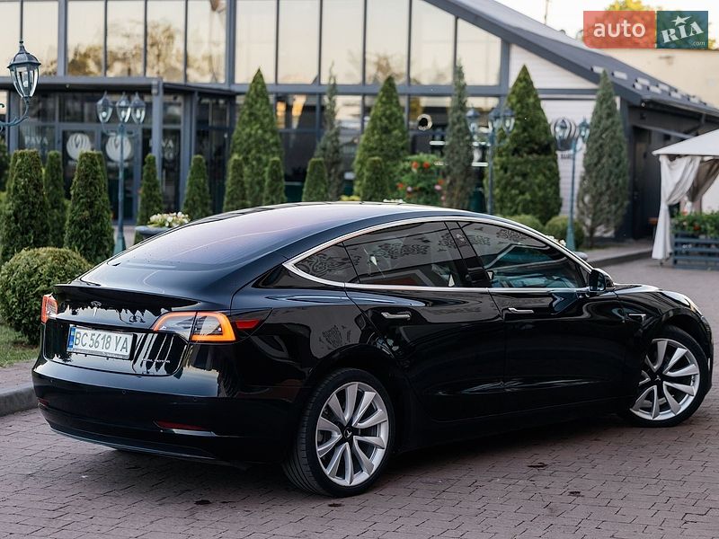 Седан Tesla Model 3 2018 в Стрию