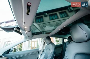 Седан Tesla Model 3 2018 в Стрию