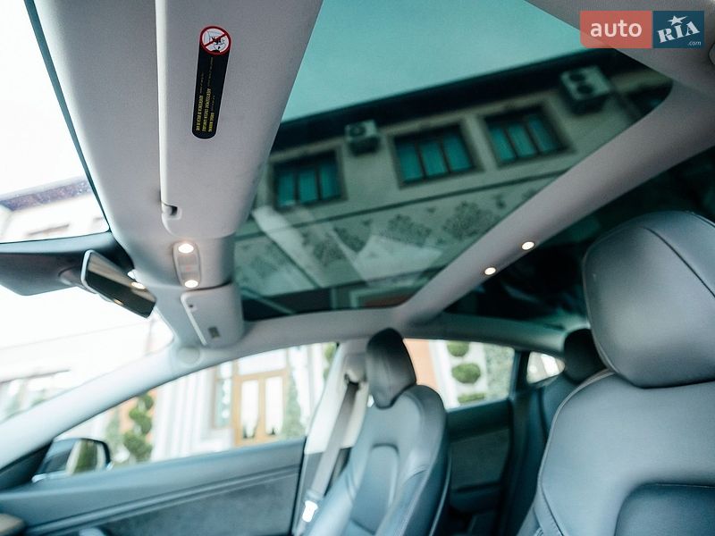 Седан Tesla Model 3 2018 в Стрию
