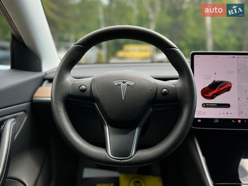 Седан Tesla Model 3 2019 в Львове
