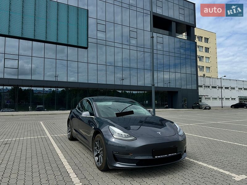 Седан Tesla Model 3 2018 в Львове