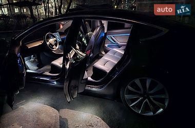 Седан Tesla Model 3 2019 в Ровно