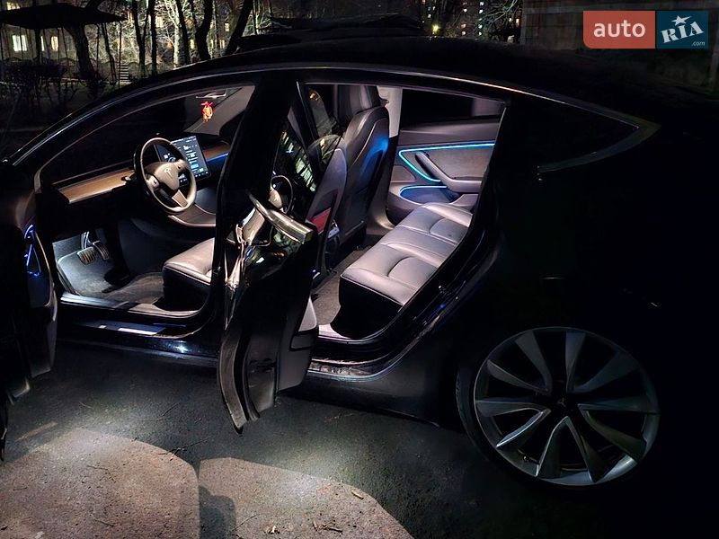 Седан Tesla Model 3 2019 в Ровно