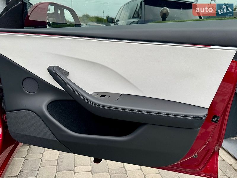 Седан Tesla Model 3 2024 в Киеве