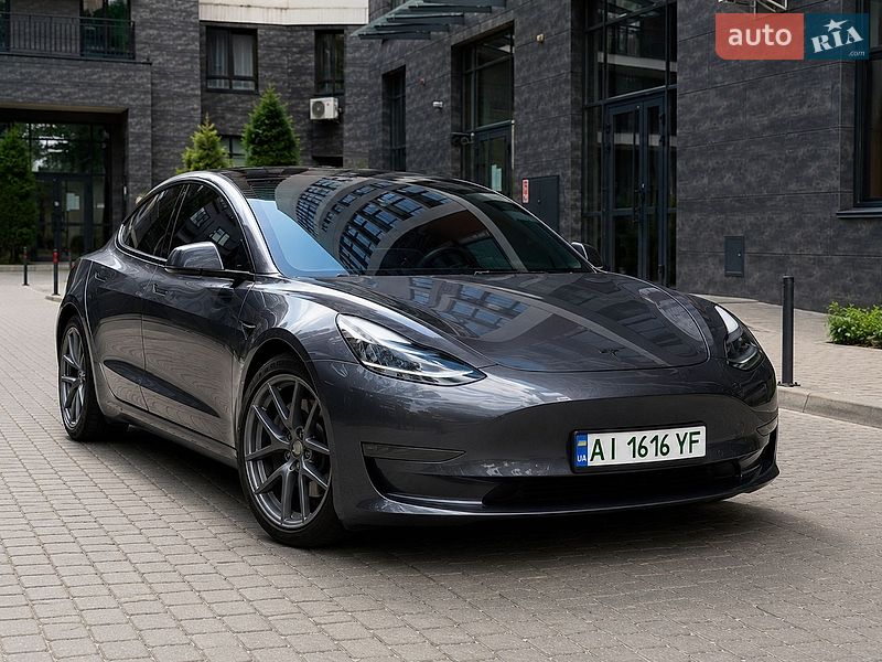 Седан Tesla Model 3 2022 в Броварах