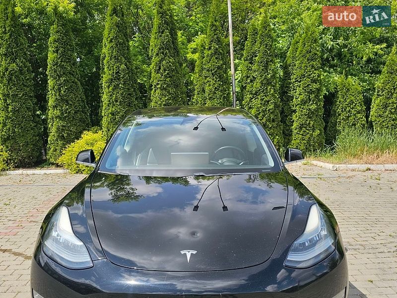 Седан Tesla Model 3 2018 в Ровно