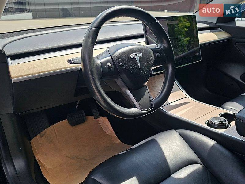 Седан Tesla Model 3 2018 в Ровно