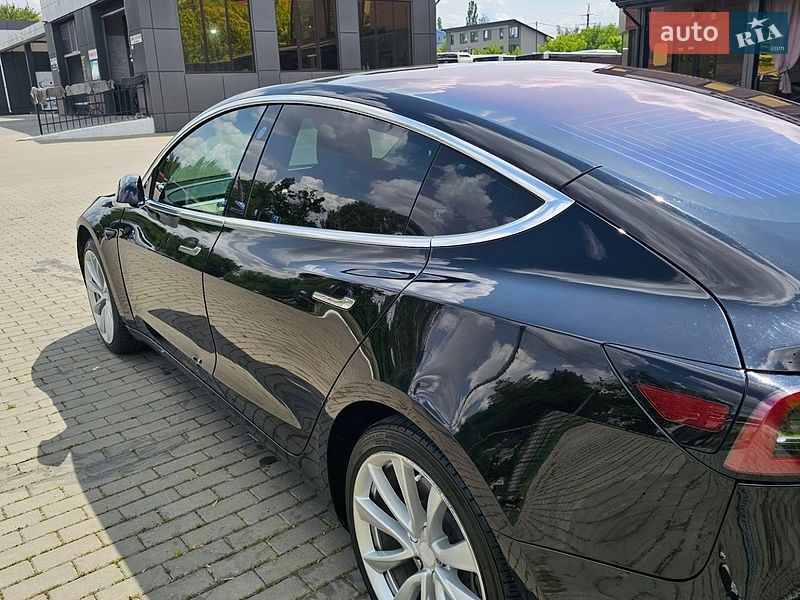 Седан Tesla Model 3 2018 в Ровно