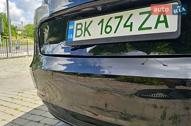Седан Tesla Model 3 2018 в Ровно