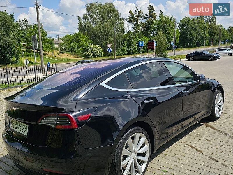 Седан Tesla Model 3 2018 в Ровно