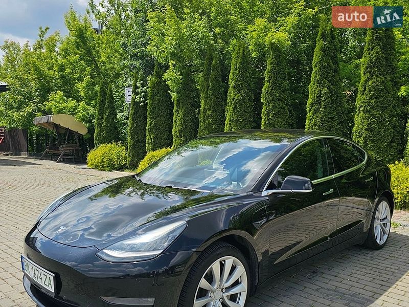 Седан Tesla Model 3 2018 в Ровно