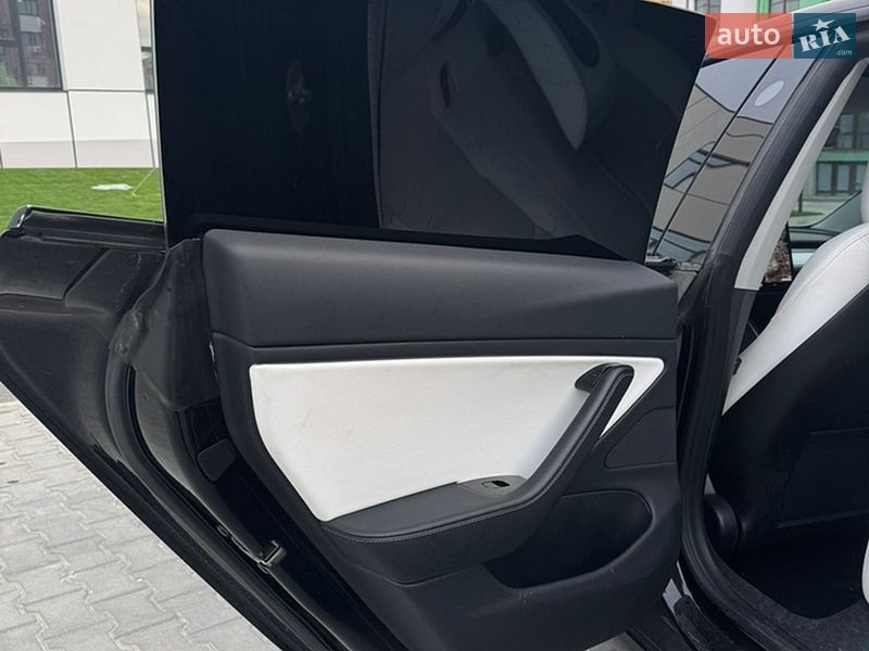 Седан Tesla Model 3 2018 в Ровно