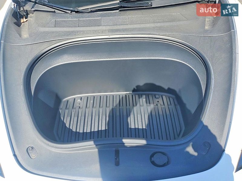Седан Tesla Model 3 2024 в Киеве