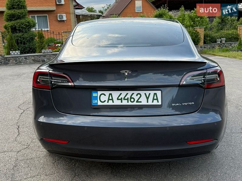 Седан Tesla Model 3 2022 в Тальном