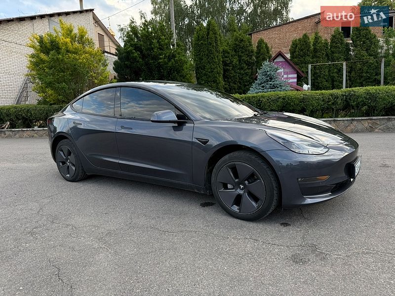 Седан Tesla Model 3 2022 в Тальном
