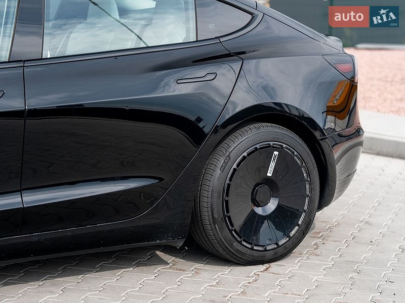 Седан Tesla Model 3 2018 в Львове
