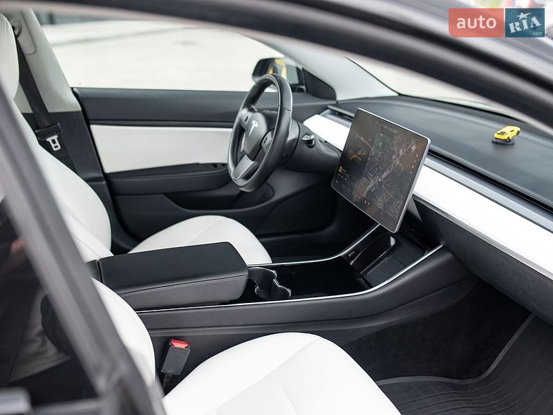 Седан Tesla Model 3 2018 в Львове