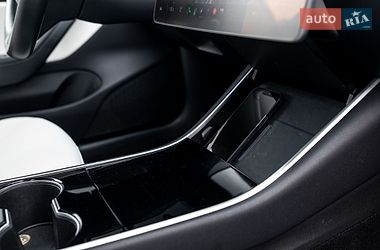 Седан Tesla Model 3 2018 в Львове