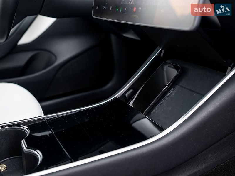 Седан Tesla Model 3 2018 в Львове