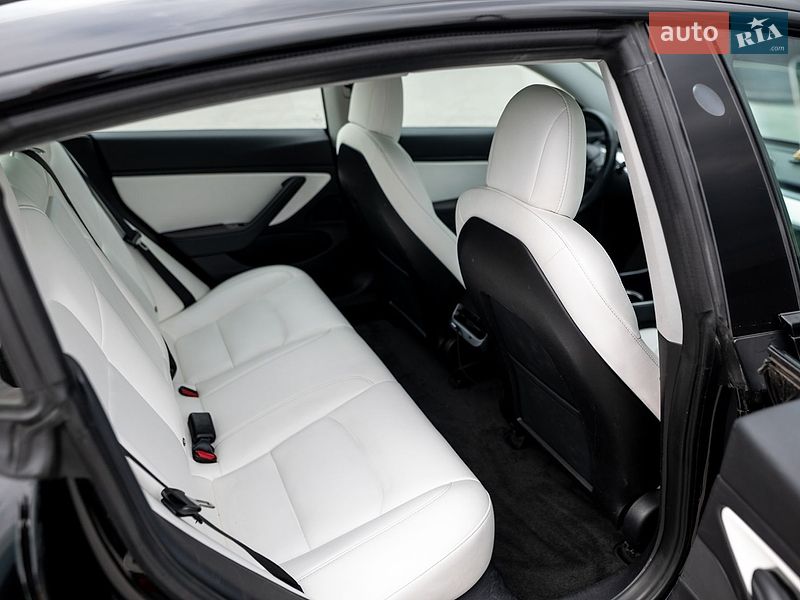 Седан Tesla Model 3 2018 в Львове