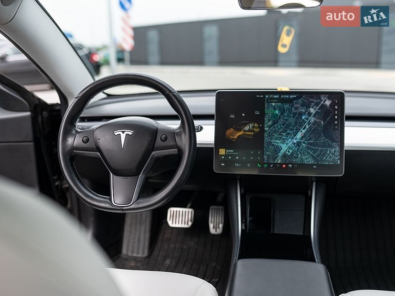 Седан Tesla Model 3 2018 в Львове