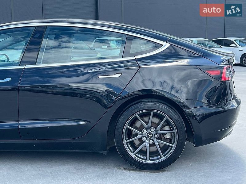 Седан Tesla Model 3 2018 в Львові