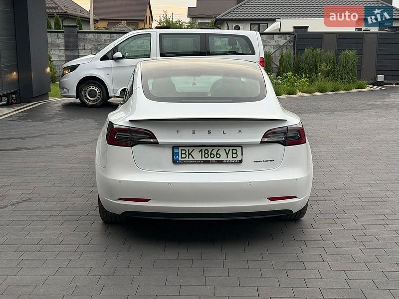 Седан Tesla Model 3 2021 в Дубно