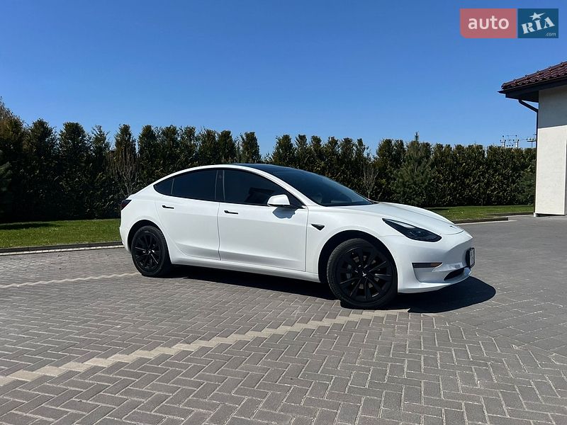 Седан Tesla Model 3 2021 в Львові