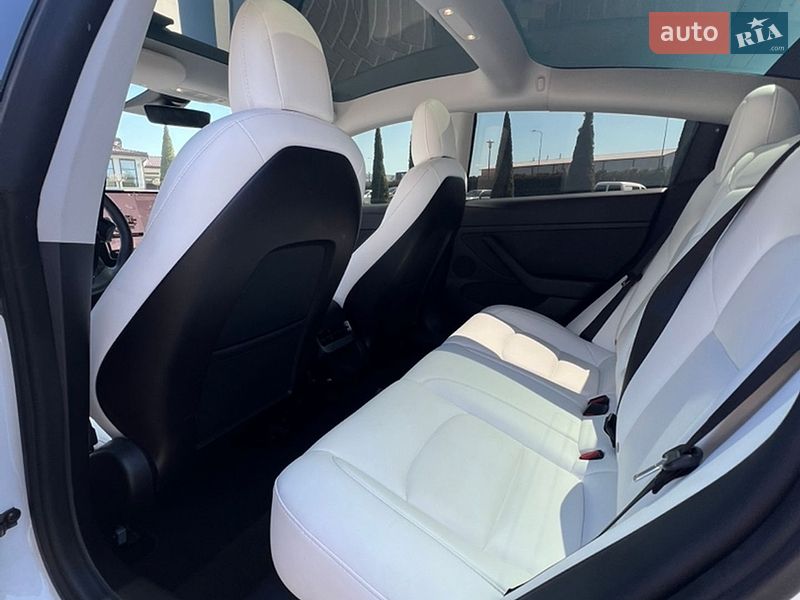 Седан Tesla Model 3 2021 в Львові