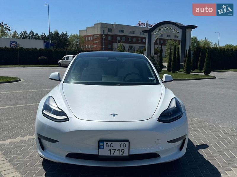Седан Tesla Model 3 2021 в Львові