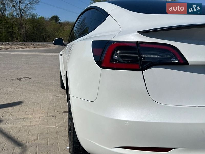 Седан Tesla Model 3 2021 в Львові