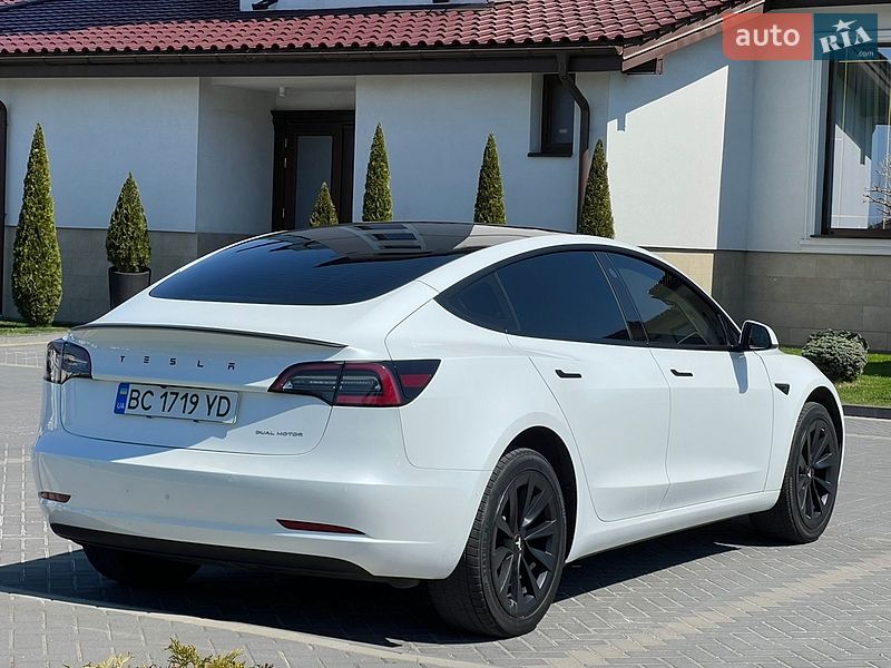 Седан Tesla Model 3 2021 в Львові
