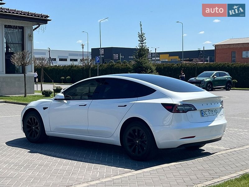 Седан Tesla Model 3 2021 в Львові