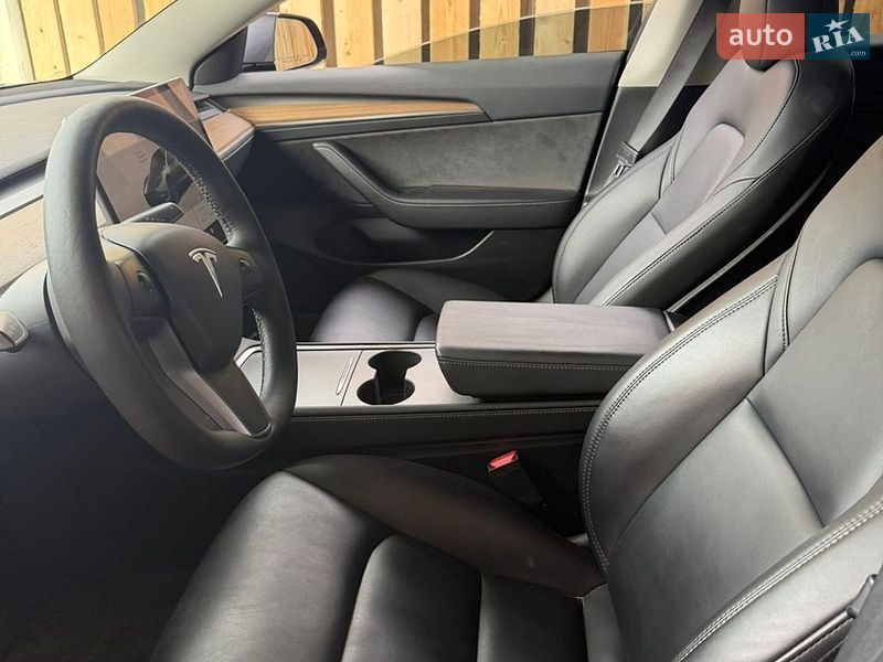 Седан Tesla Model 3 2023 в Броварах