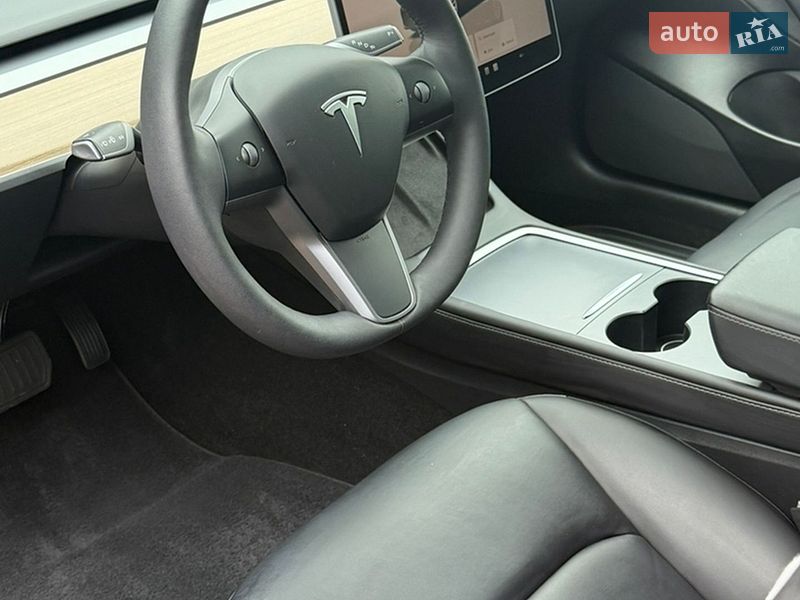 Седан Tesla Model 3 2022 в Ровно