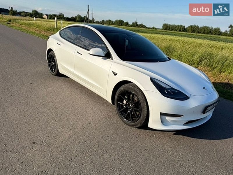 Седан Tesla Model 3 2021 в Самборе